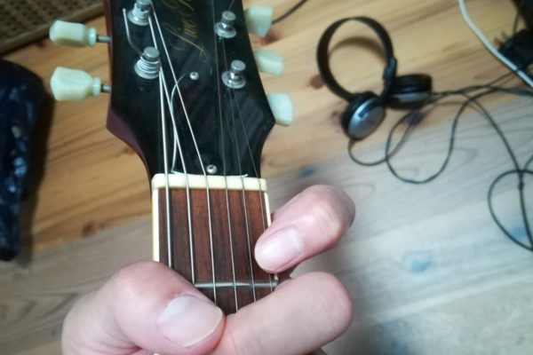 ギターリフとは？どんな意味？ 繰り返す短いフレーズで曲の象徴！