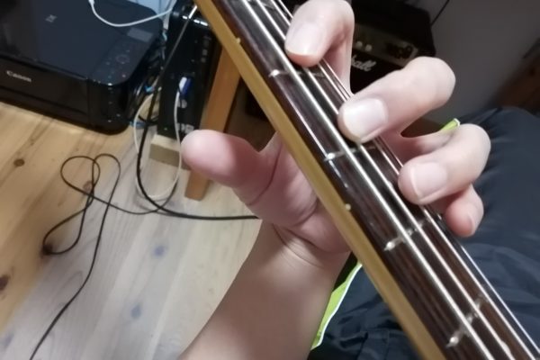 クラシックフォームで左手の親指が疲れたり、痛くなったりする場合の対策【ギター・ベース】