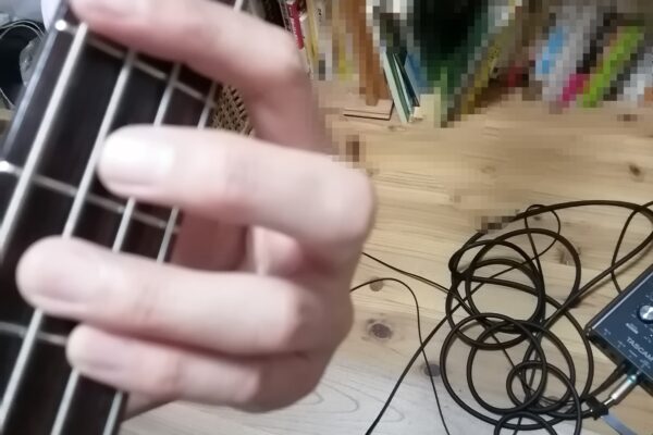 クラシックフォームのデメリットはチョーキングやビブラートが難しいこと。メリットは自由で幅広い運指が出来ること！