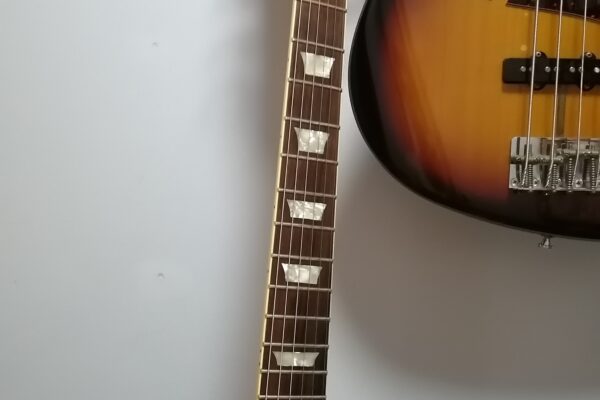 ベースとギターの違いとは？見分け方は？音や役割、見た目、成り立ちが違う！