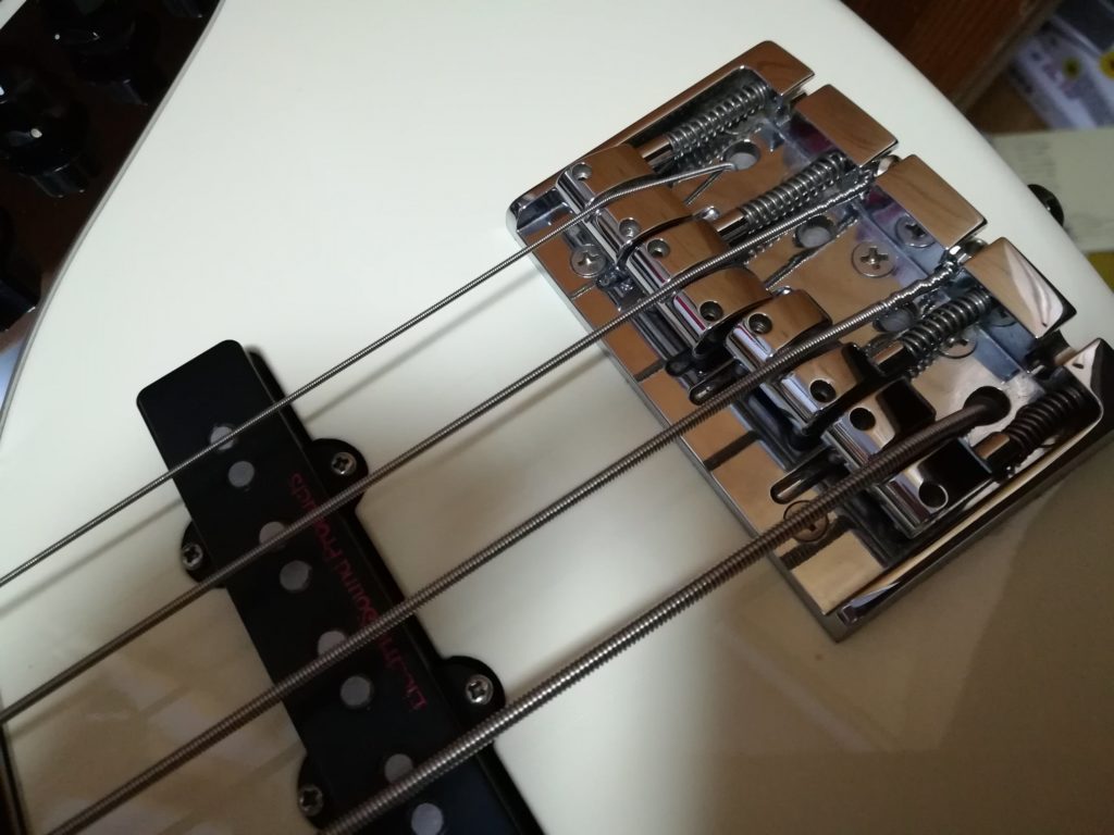 ギターやベースの、弦の裏通しとブリッジ固定式のメリットとデメリットは？
