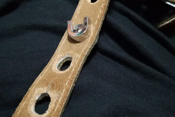 ギターの皮ストラップの長さ調整。皮は伸びるので穴あけ必須です。