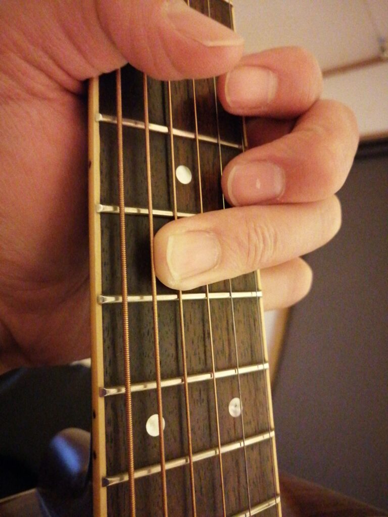 ギターで左手は最小限で動かす！速く弾けるしノイズ対策にもなる